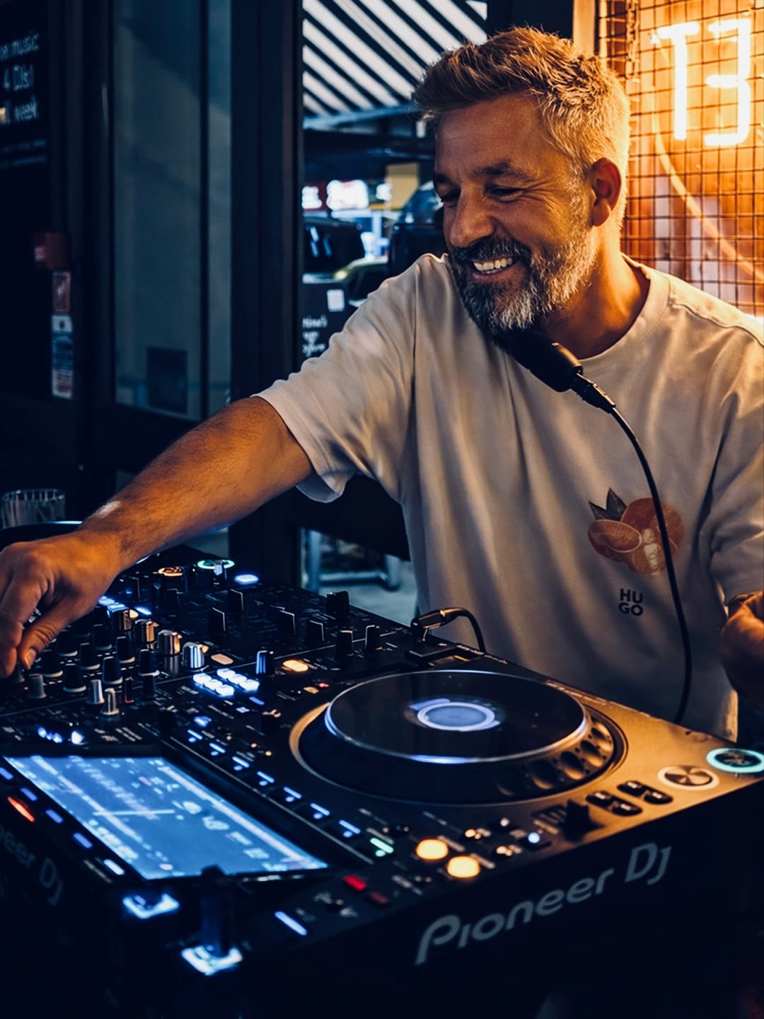 Steve Bell sitemap - soulful house DJ Steve Bell behind the decks